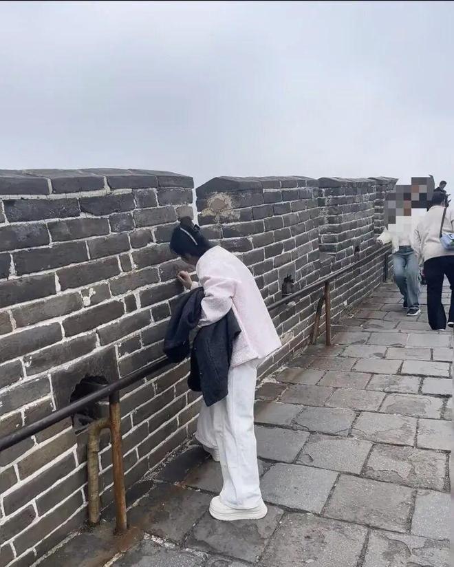 焦点 女子在八达岭长城刻字劝不住？警方回应来了！